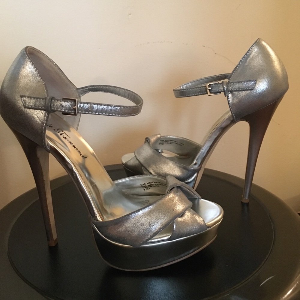 Lulu Townsend Silver Platform Heels size 7.5